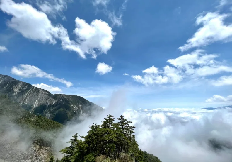 南橫風光再現，藍天白雲，風吹雲動。圖片由高雄市政府觀光局提供