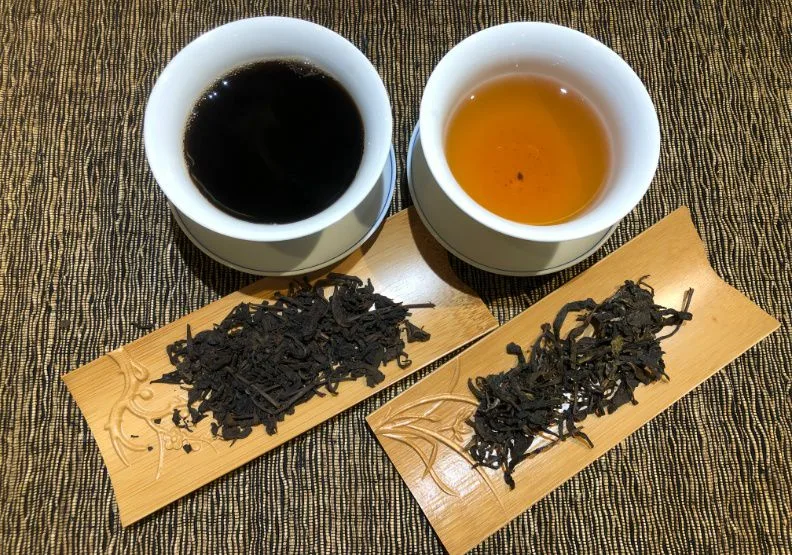 圖／普洱茶因醱酵程度不同，又分成生茶和熟茶兩大類型。生茶（右）為半醱酵，茶葉隨時間慢慢陳化，口感每3至5年一變，也是普洱茶值得久藏的原因，增值空間大。色澤較深的熟茶（左）則靠工藝一次做出老茶的口感，著重品飲，比較不具增值空間。張美蓮攝影。