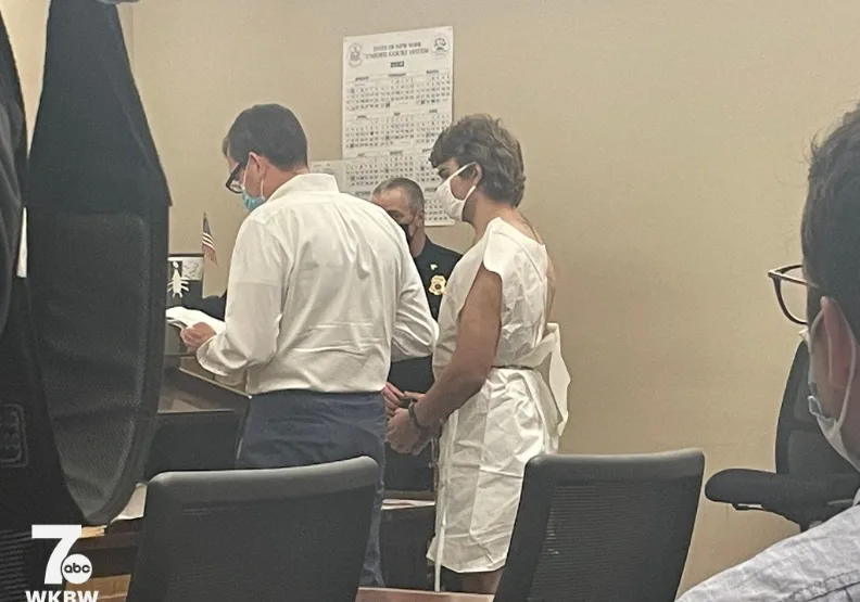 槍擊兇嫌（圖中右側戴手銬男子）犯罪後被逮。圖片來源／7 News WKBW臉書