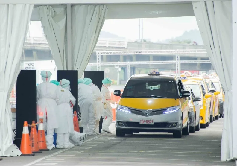 中正紀念堂車來速17日上線！免下車可PCR、看診拿藥，預約流程一次看。台北市政府提供
