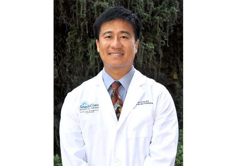 槍擊案中挺身阻擋槍手的52歲台裔醫師鄭達志（John Cheng）是槍擊案沒有造成更嚴重傷亡的關鍵原因。圖片來源／取自South Coast醫療集團網站