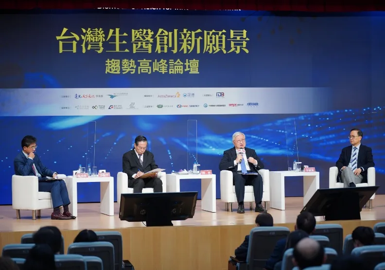 遠見．天下文化事業群主辦「借鏡國際新冠疫苗－台灣生醫創新願景高峰論壇」。左起：IRPMA 公共事務暨溝通委員會共同主席張博勝 、生物技術開發中心董事長涂醒哲、臺北醫學大學前校長閻雲、台灣精準醫療產業協會理事長李鍾熙。賴永祥攝影