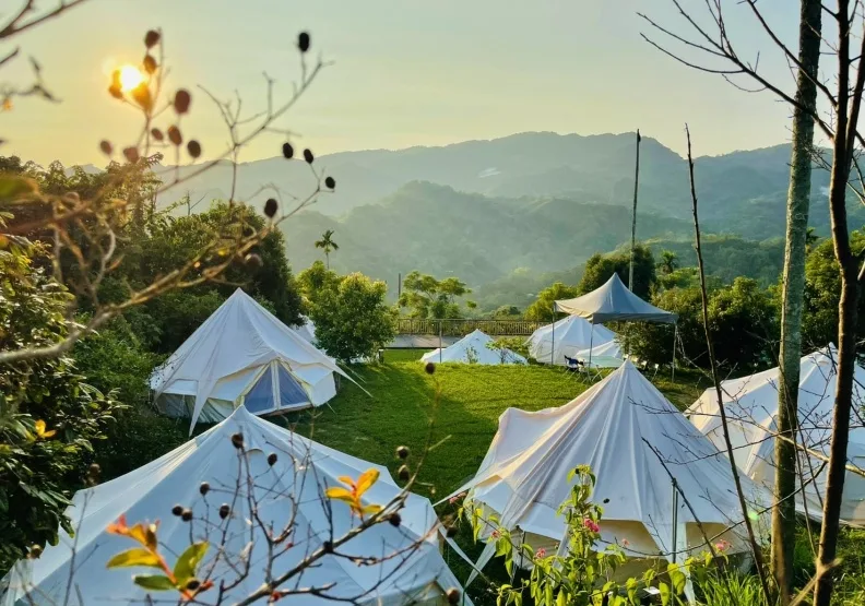 圖／山之間位於苗栗大湖，擁有寬闊山谷，讓你輕鬆走進大自然與森林共眠。Klook提供