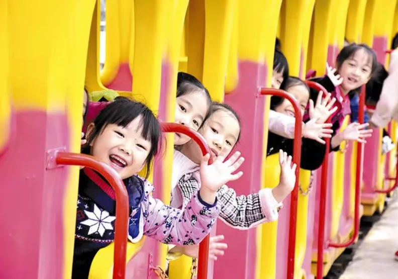 中國的少子化催生了「共享孫子」的創意解方。圖片提供／《武侯區興華街道》微信公眾號