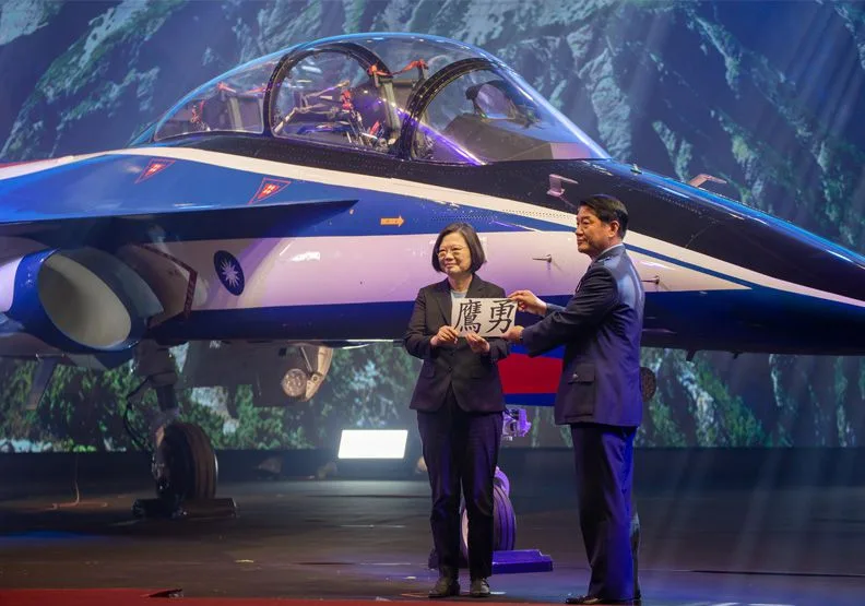 圖／國造高教機「勇鷹」將逐步取代AT-3。總統府提供