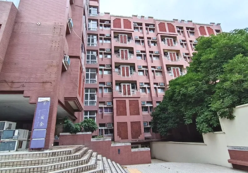 圖／私校經營壓力大，台灣首府大學去年早將男生宿舍出租給人力仲介公司成移工宿舍，詎料仍難挽困境。聯合新聞網提供