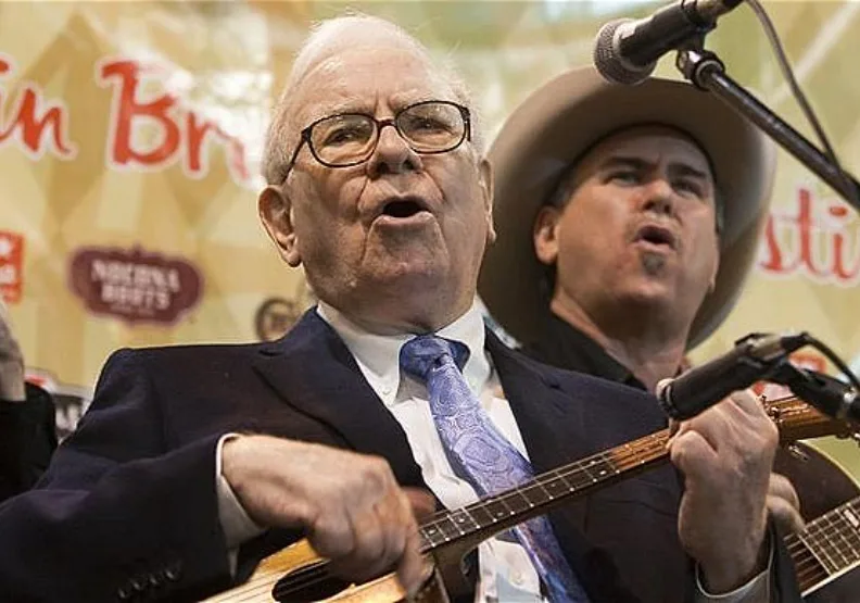美國傳奇投資大師巴菲特（Warren Buffett）過去每年舉行一次午餐拍賣會，目的是為美國非營利組織Glide基金會籌募資金。圖片來源／Flickr by thetaxhaven