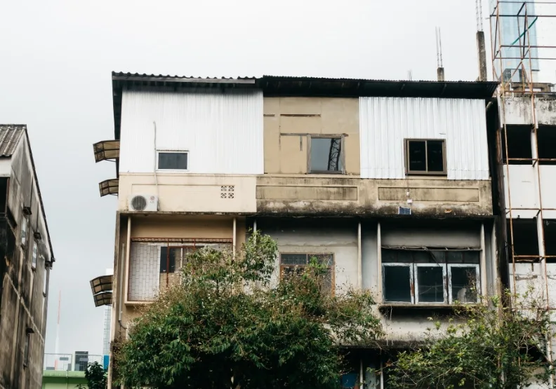在租屋市場不甚健全、資訊不對稱的狀況下，租客常碰上租約糾紛，房東也擔心出租房屋時碰到租屋蟑螂，甚至是房屋內輕生、他殺等「非自然身亡」，導致房子成為凶宅。僅為情境配圖，取自Pexels