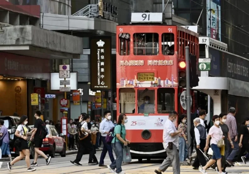 圖／7月1日是香港主權移交25週年，上環及中環慶祝「回歸」主題巴士和電車穿梭街頭，刻意營造濃厚喜慶氛圍。聯合新聞網提供