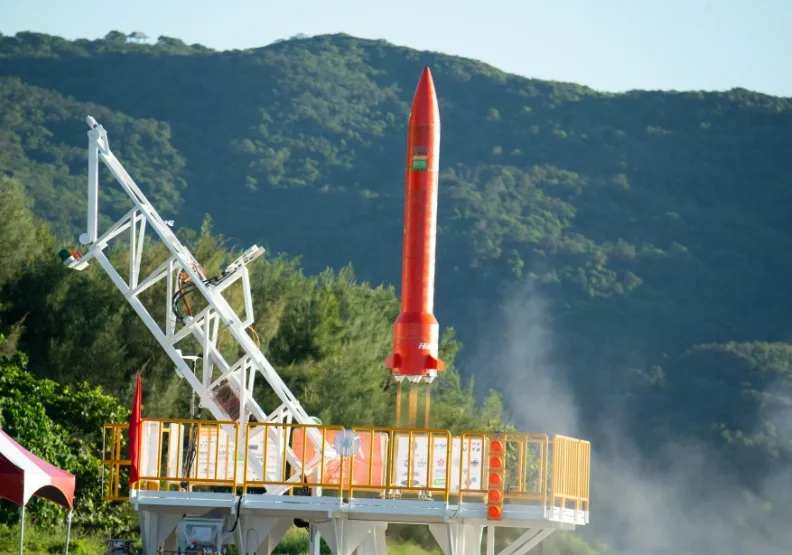 科技部支持、陽明交通大學前瞻火箭研究中心（ARRC）自製的火箭「HTTP-3A」，歷經兩次嘗試，終於成功發射。圖／國家太空中心提供