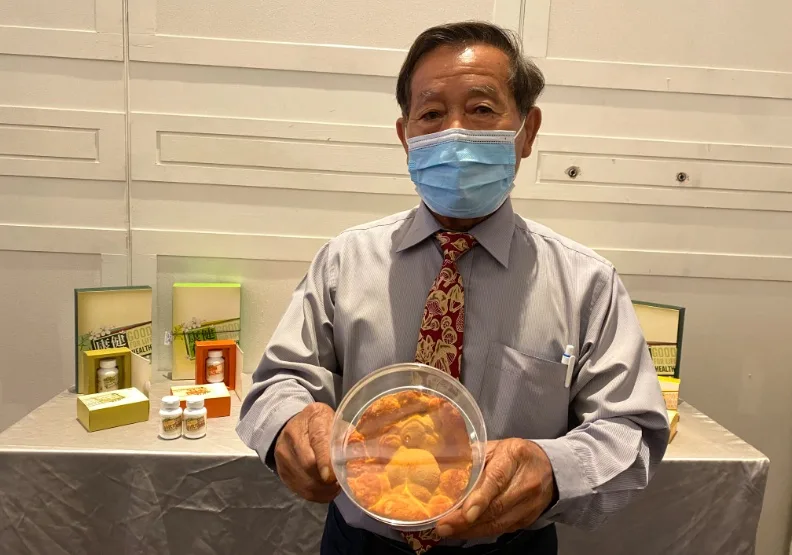 圖／康建生技負責人賴敏男栽培牛樟芝有成，81歲仍身強體壯，可做100個伏地挺身。聯合新聞網提供