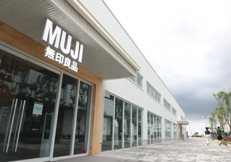 知名日系品牌MUJI無印良品在高雄岡山開設全台第一間路面店，佔地700坪。蘇義傑攝