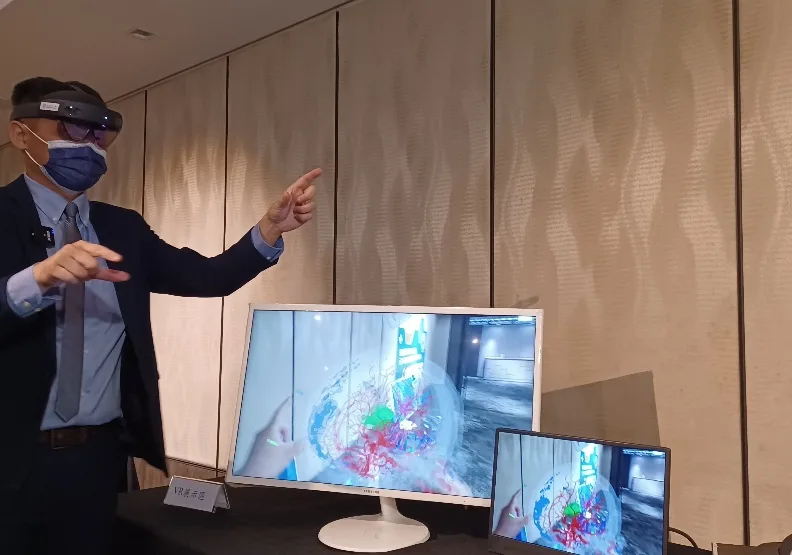關渡醫院聯手智捷生醫揭VR遠距醫療，使用者能看到3D彩色醫學影像。蔣濬浩攝
