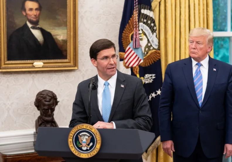 圖／前美國國防部長艾斯培（左）。Flickr by Trump White House Archived