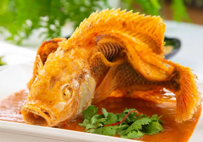 炸尼羅紅以特殊的娘惹醬搭配酥炸鮮魚，口味酸甜微辣。圖／珍寶南洋小廚提供