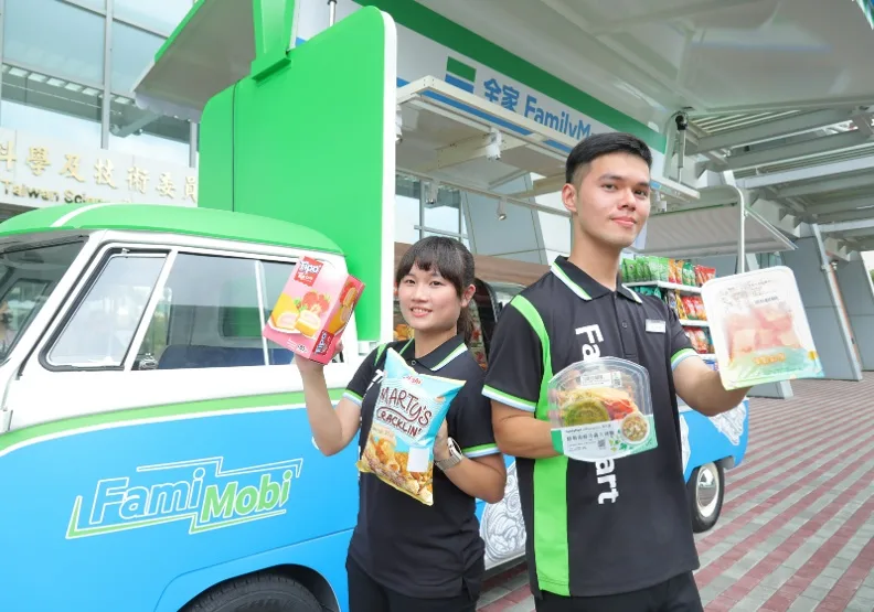 圖／全家便利商店結合科技零售與綠色運輸理念，推出全台首部智慧零售電動車「FamiMobi」，將於8月底在南科園區試營運。黃菁慧攝