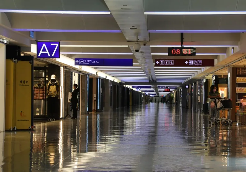 桃園機場在英國SKYTRAX全球機場評比連續4年下跌，交通部長王國材說話了。張智傑攝