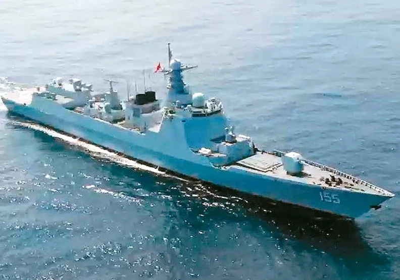 圖／美眾院議長波洛西訪台，北京大動作反制，共軍東部戰區曝「台灣周邊最新演訓影片」，○五二D導彈驅逐艦「南京艦」登場。取自東部戰區微博