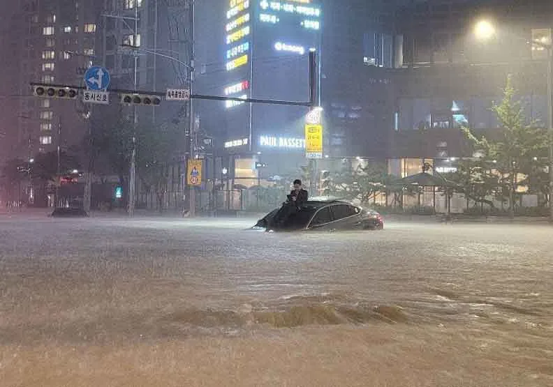 圖／韓國8日降下暴雨釀災。取自twitter