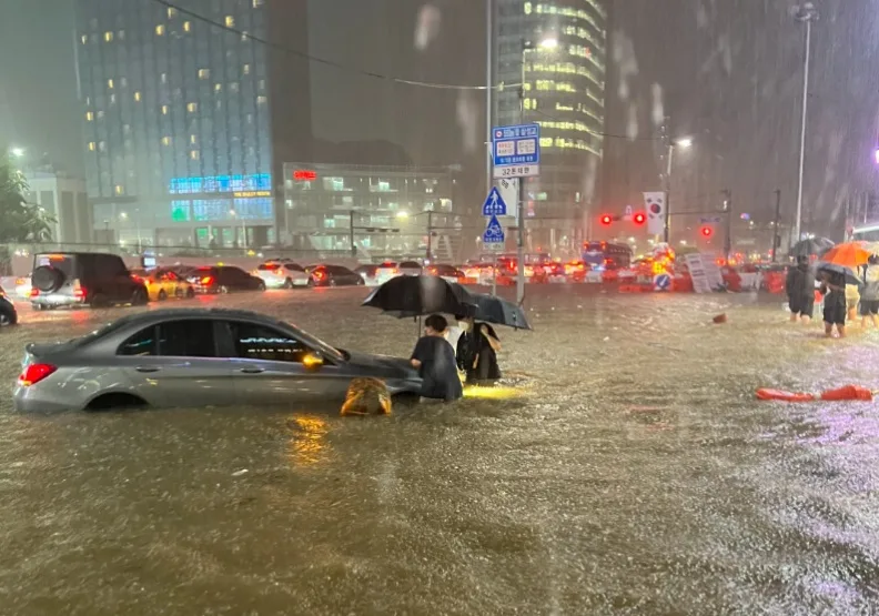 首爾遭遇到「80年來最強暴雨」襲擊。圖片來源：韓國先鋒報推特