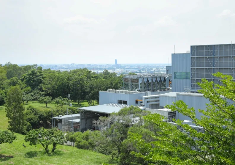 圖／隱身在森林裡的嘉惠電廠。黃菁慧攝