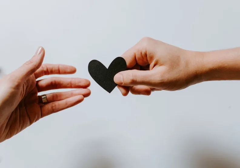 《擁抱受傷的內在小孩》／僅為情境圖，取自unsplash@kellysikkema
