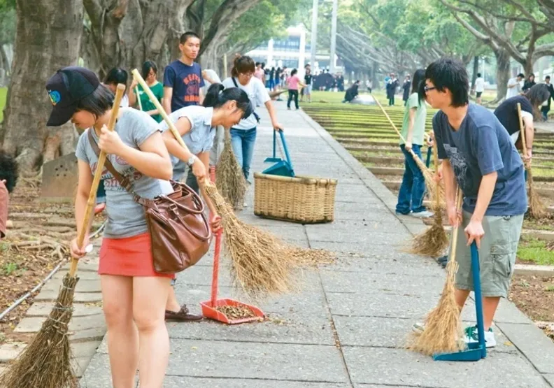 勞作教育在大專校院行之有年，其宗旨多是希望培養學生愛校惜福文化，但不少師生、學者、教育團體都認為應廢除。圖為示意圖。圖片提供／東海大學