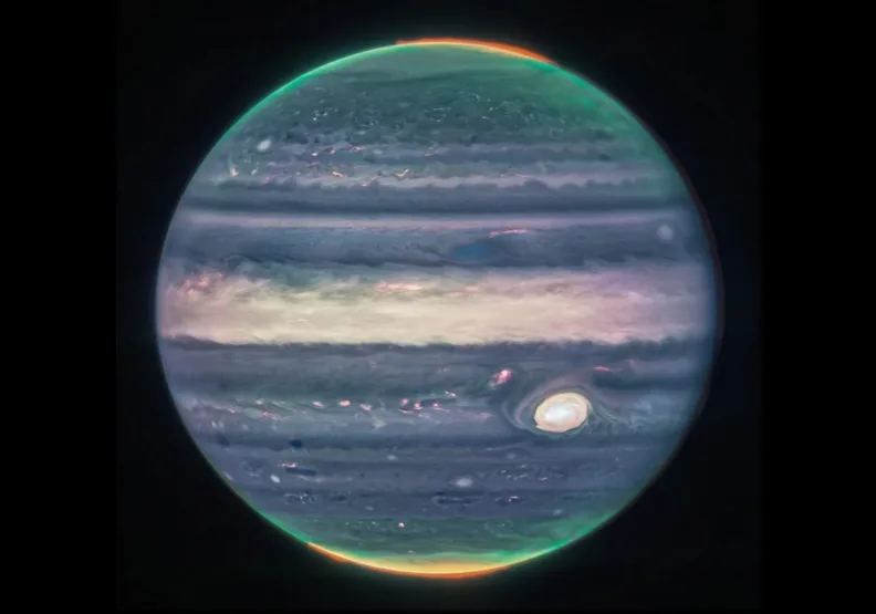 圖／木星外觀的「大紅斑」事實上是一場足以吞噬地球的太空風暴，且在無數較小的風暴一旁顯得格外耀眼。取自 NASA Webb Telescope twitter