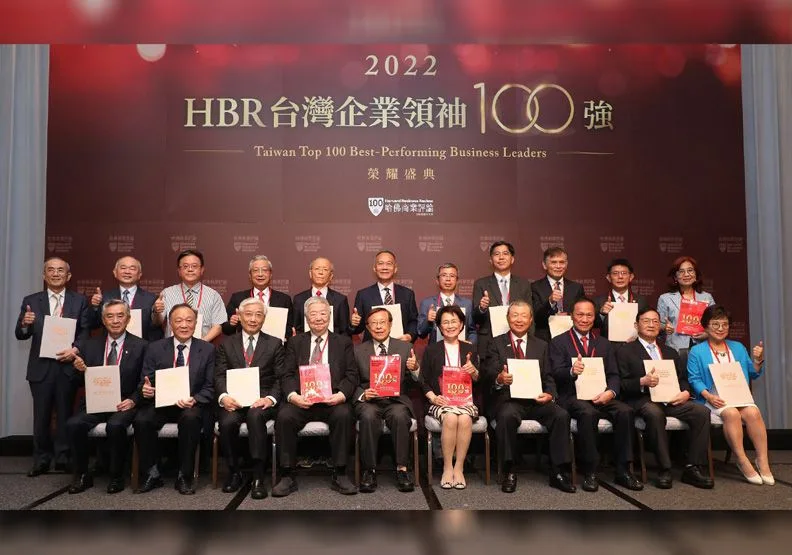 《哈佛商業評論》全球繁體中文版執行的2022台灣企業領袖100強評選，舉行贈獎典禮。(前排左起)王紹新、韓家宇、杜書伍、許士軍、高希均、王力行、余俊彥、鍾榮昌、鄭武樾、洪麗甯。(後排左起) 黃欽明、王本然、曾崧柱、張兆順、謝榮坤、粟明德、鄭森煤、李耀中、戴誠志、陳鳯龍、楊瑪利。張智傑攝影