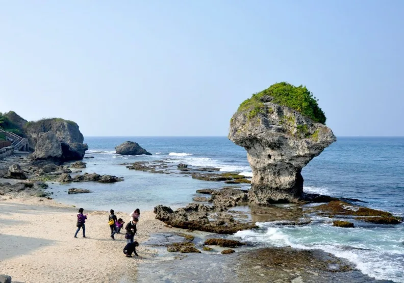 小琉球觀光人數激增，衝擊島上居民生活。圖片來源：屏東縣政府提供