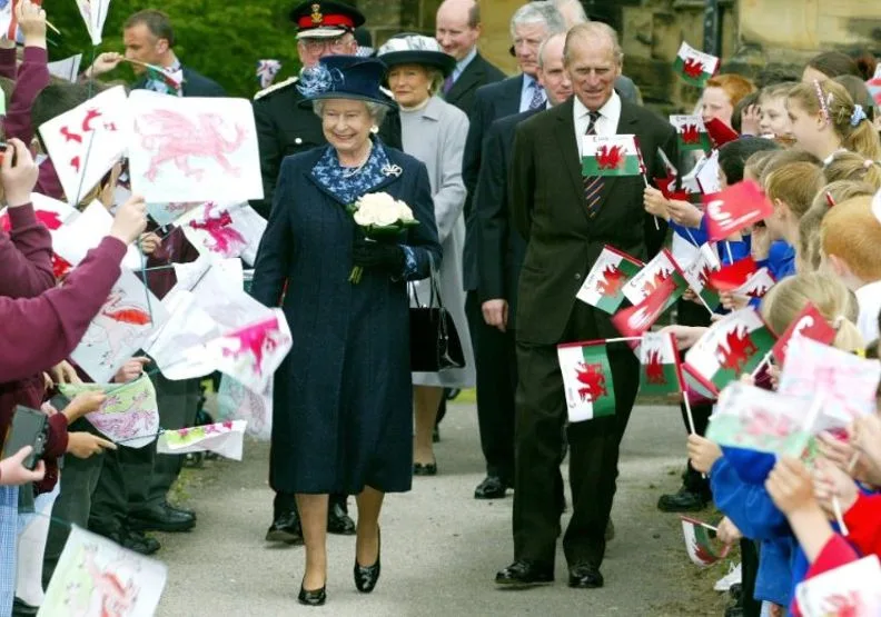 英國女王與其夫、菲利普親王造訪蘇格蘭，此情此景已不再。取自@RoyalFamily推特