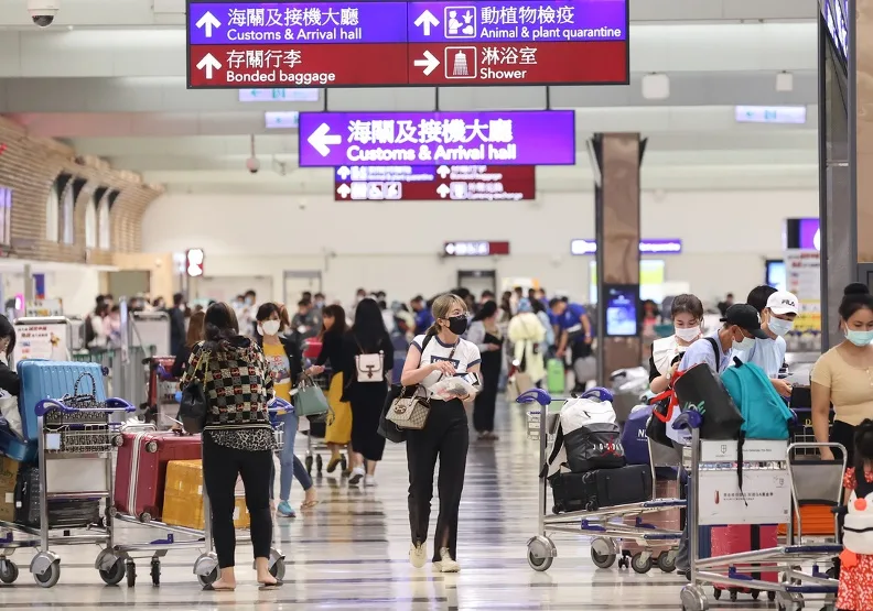 圖／指揮中心發言人莊人祥表示，若疫情顯著下降，邊境檢疫措施調整為「0+7」可望在10月上路。聯合新聞網提供