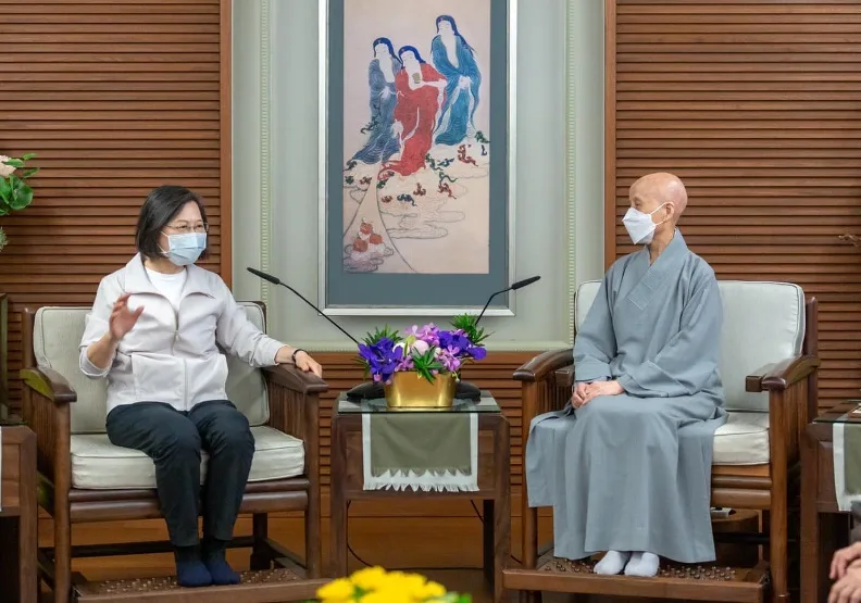 圖／總統蔡英文今赴花蓮慈濟園區會面證嚴法師。取自蔡英文臉書