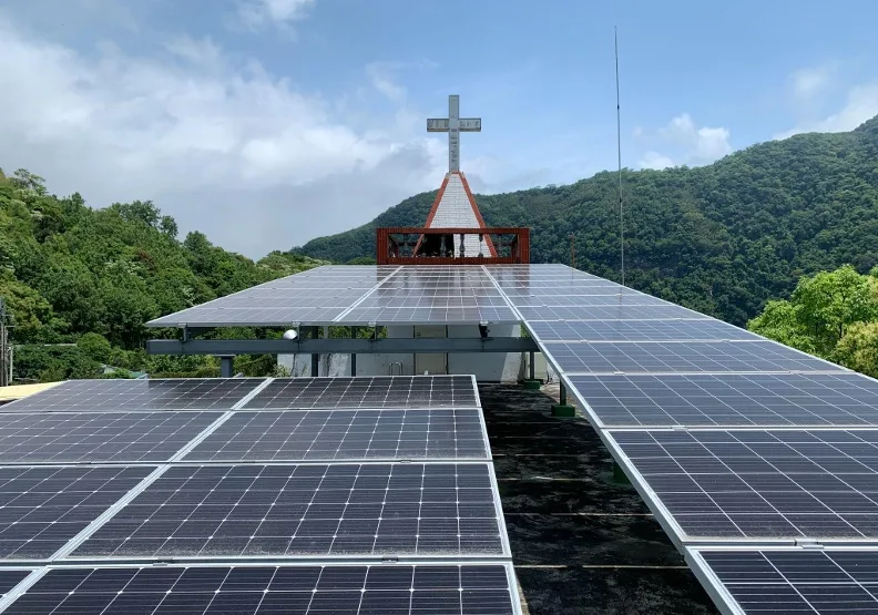 比亞外長老教會屋頂上目前已有14.625kWp太陽光電系統。黃立安攝