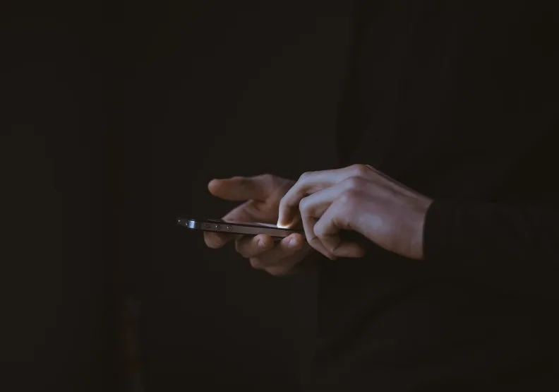 《失控的匿名正義》／僅為情境圖，取自unsplash@gilleslambert