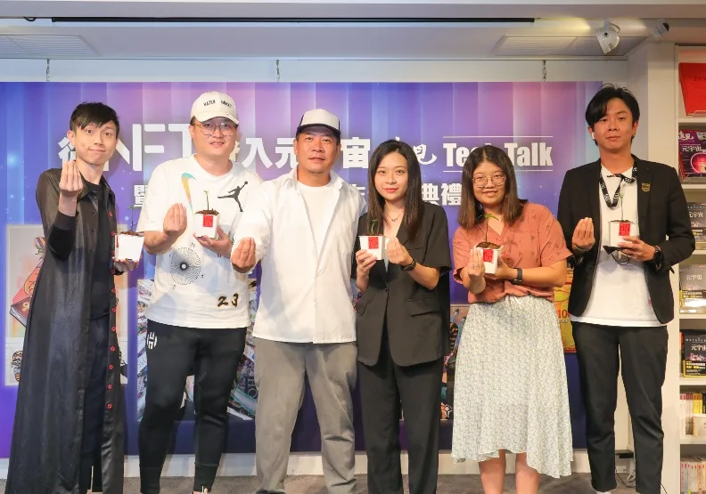 圖／遠見「Web3時代台灣之光」NFT創作比賽得獎者，與評審長、設計大師蕭青陽（左三）。黃菁慧攝