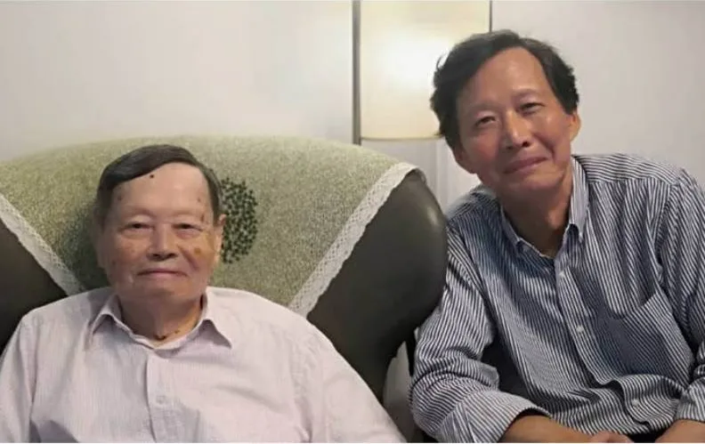 2022年7月24日，江才健（右）在楊振寧（左）家中，兩人最後一會。取自中國科學報
