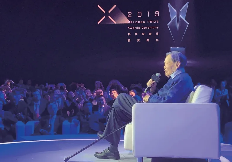 楊振寧博士為華人世界首位諾貝爾獎得主（圖為2019年楊振寧在北京舉行的科學探索獎頒獎典禮講話）。出自《楊振寧傳》，天下文化出版