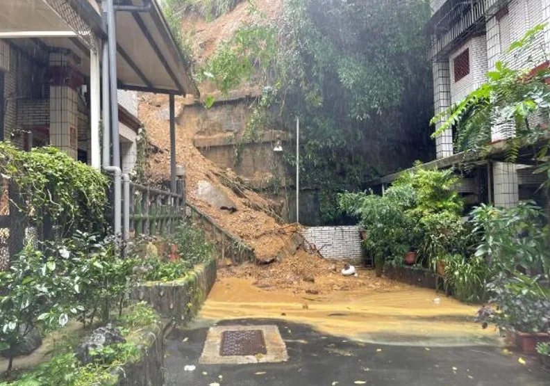 圖／新北市汐止區伯爵山莊昨天下午發生大規模土石滑落、土石流。經濟日報提供