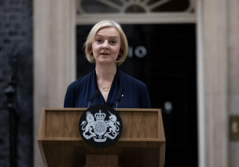 圖／英國首相特拉斯宣布辭去黨魁。Flickr by Number 10