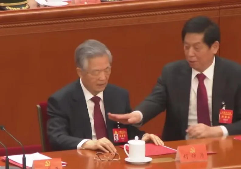 圖／中共前總書記胡錦濤在二十大會場「被離場」一事引起熱議，相關細節事後也陸續被爆出，而一段最新影片更引發外界質疑中國官媒「身體不適」的說法。擷取自YouTube