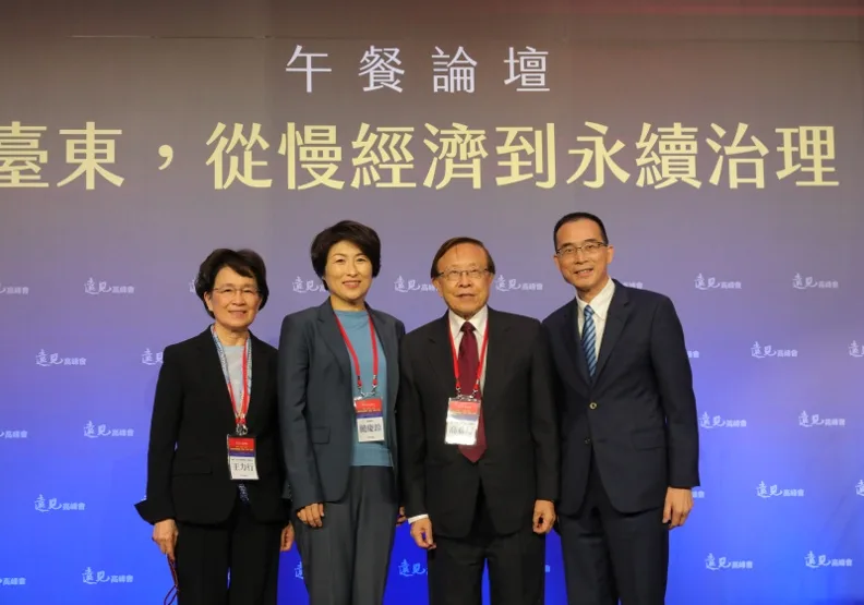午宴由遠見．天下文化事業群營運長林天來（右一）引言，遠見．天下文化事業群發行人暨CEO王力行（左起）、台東縣縣長饒慶鈴、遠見．天下文化事業群創辦人暨董事長高希均合影紀念。