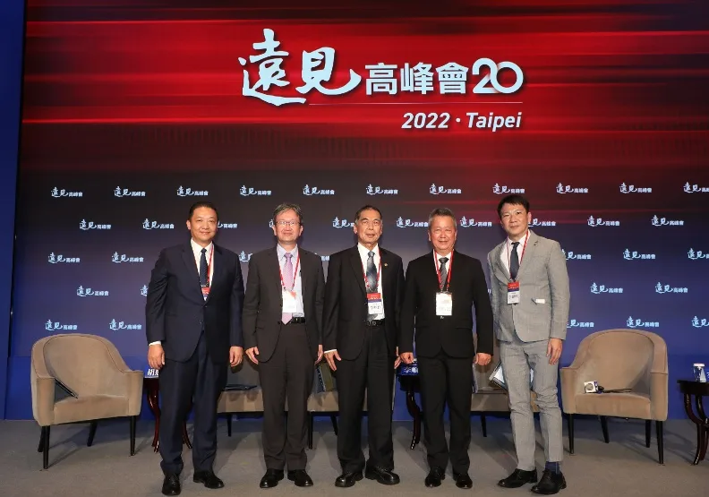 森崴能源總經理胡惠森（左起）、台灣電力總經理王耀庭、台灣中油董事長李順欽、漢翔航空工業董事長胡開宏、《遠見雜誌》總編輯李建興，共同探討綠能大未來。 蘇義傑攝