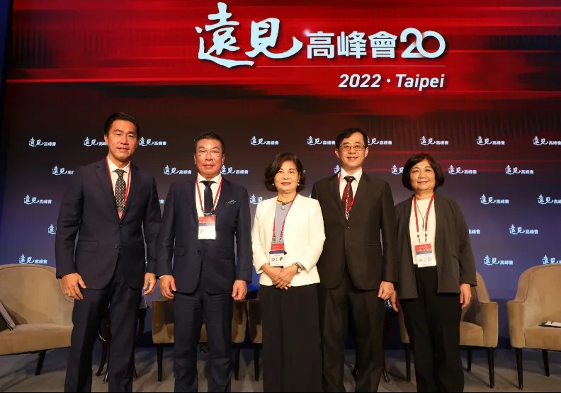 明台高中董事長林承峯（左起）、高雄市產業發展協會理事長黃文彬、文藻外語大學校長陳美華、考試委員姚立德、台灣地方創生基金會董事長陳美伶，探討巨變時代下人才如何致勝。蘇義傑攝