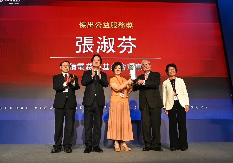 圖／傑出公益服務獎由副總統賴清德（左二），頒給台積電慈善基金會董事長張淑芬（中），先生張忠謀（右二）也現身給妻子最熱情的祝福。左為遠見．天下文化事業群創辦人高希均；右為遠見．天下文化事業群發行人王力行。關立衡攝