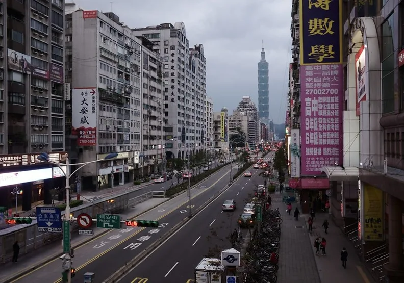 圖／市容凌亂、土地使用分區未具體落實，是台北市長年沉痾痼疾。Flickr by Nicolas Vigier
