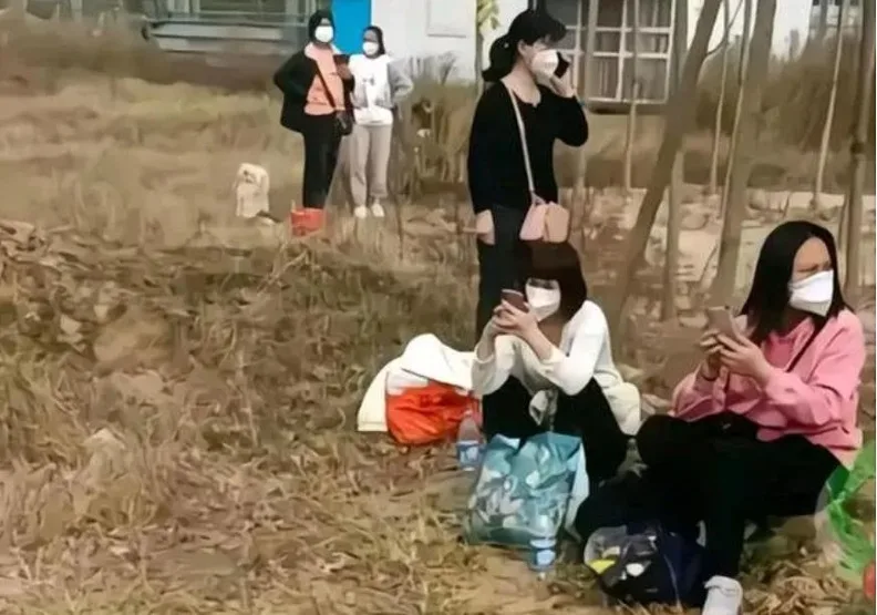 圖／鄭州富士康員工逃離廠區，徒步走累了中途休息打電話看手機。擷取自微信
