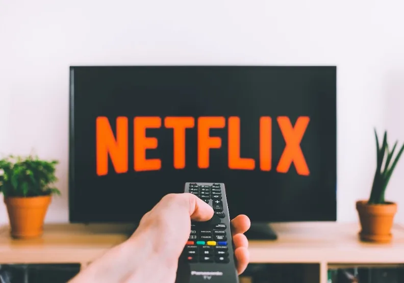 Netflix 正式推出廣告方案。僅為情境圖，取自unsplash