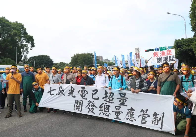 圖／七股的文蛤養殖受光電板設置影響，漁民憤而北上提出光電「開發總量管制訴求」。搶救七股大地聯盟提供