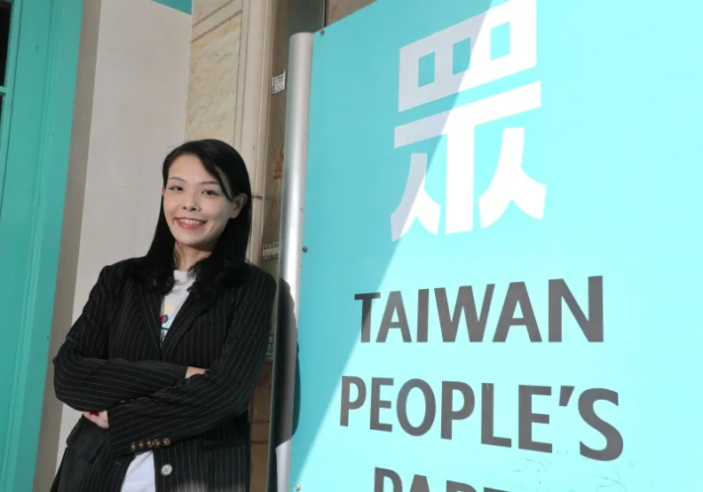 圖／高虹安開記者會澄清男友李忠庭的公費助理案爭議。蘇義傑攝